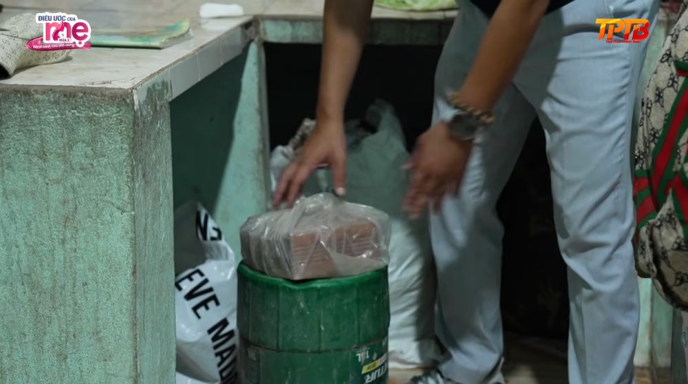 Căn nhà thuê trống trơn, chiếc thùng nhựa cũ và viên gạch trở thành góc học tập đơn sơ của bé Ngọc Hân. 