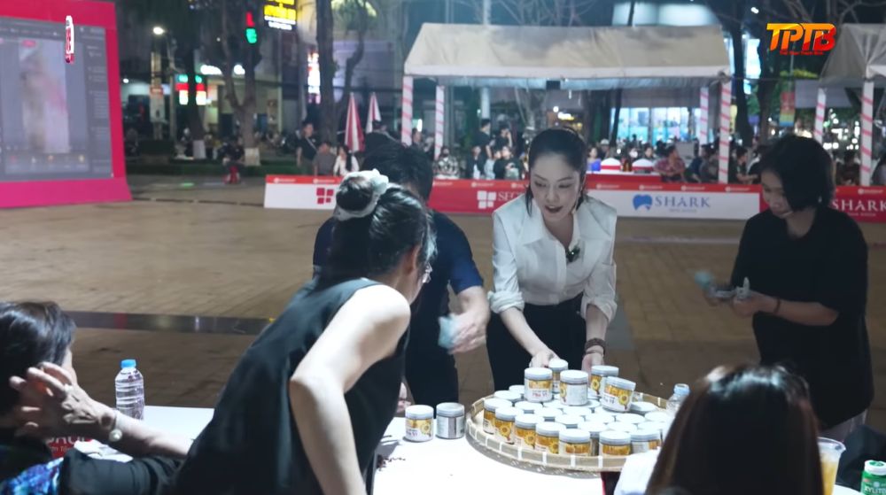 Hoạt động bán muối ruốc Nàng Cơm đầy sôi nổi tại vòng 2, nơi nhận được sự ủng hộ nhiệt tình và những tấm lòng vàng từ bà con khán giả.