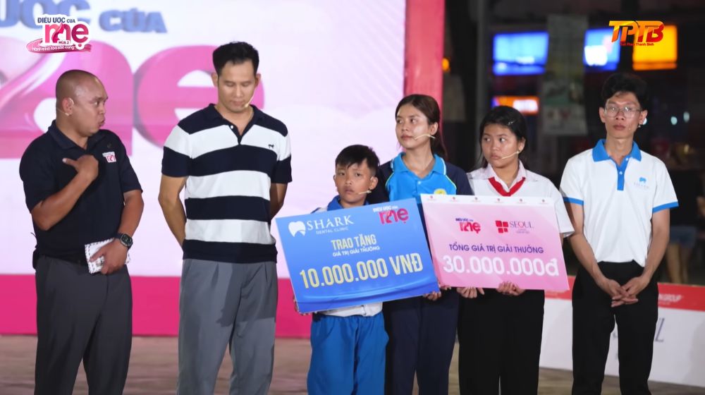 Gia đình Hoàng Yến đón nhận hơn 110 triệu đồng cùng nhiều học bổng và phần quà ý nghĩa từ các mạnh thường quân, tiếp thêm động lực vượt qua nghịch cảnh. 
