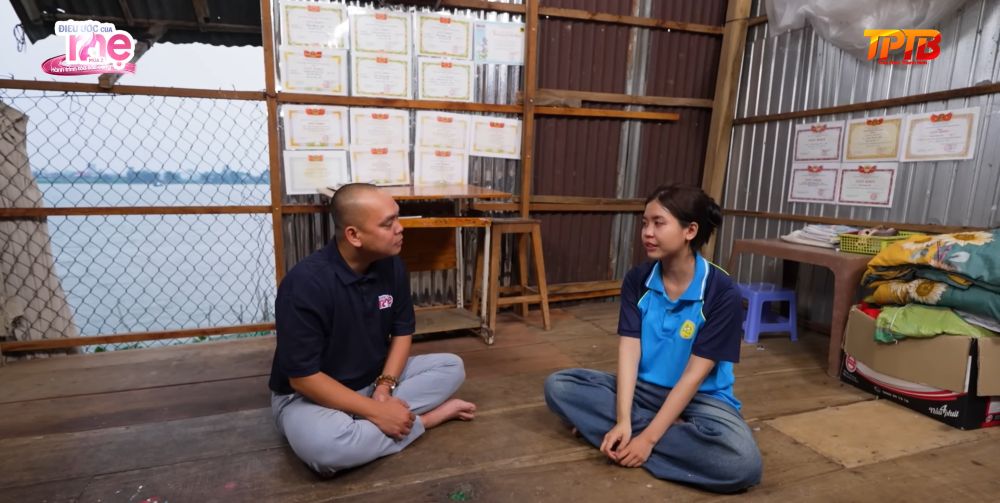 Những tấm giấy khen phủ kín bức tường là minh chứng cho hành trình bền bỉ của nữ sinh viên vừa học, vừa làm, vừa thay mẹ gánh vác gia đình. 