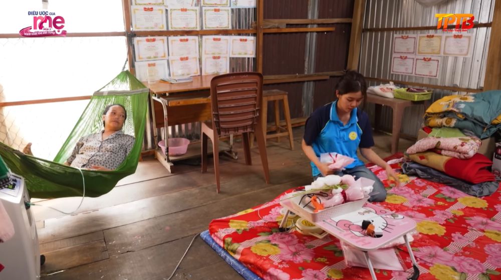 Cuộc sống của bốn mẹ con rơi vào cảnh kiệt quệ khi người mẹ cùng lúc chống chọi với nhiều bệnh khiến mọi gánh nặng đều dồn lên vai cô con gái lớn. 