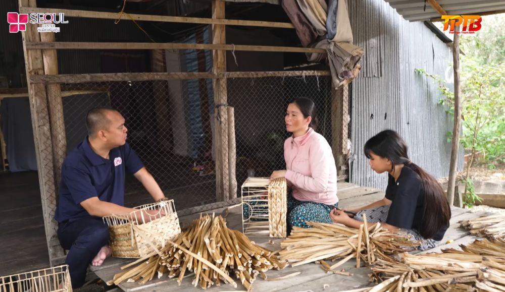 Để nuôi các con, chị Tuyết mưu sinh bằng nghề chặt lục bình và gia công sản phẩm thủ công với thu nhập chỉ 2–3 triệu đồng mỗi tháng. 