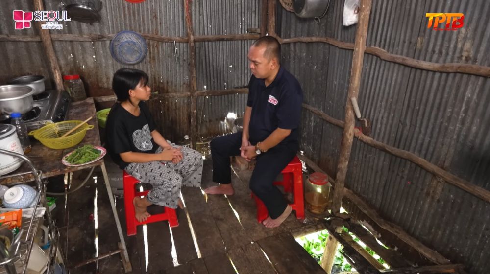 Căn nhà mục nát là nơi bốn mẹ con nương náu sau biến cố mất chồng, đến mức mỗi khi mưa lớn cả gia đình phải ngủ ngoài hiên vì sợ nhà đổ sập. 