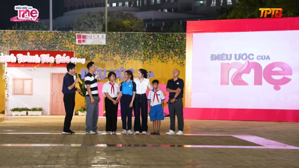 Diễn viên Thanh Thức động viên và bày tỏ sự khâm phục trước nghị lực vượt khó của nữ sinh viên Hoàng Yến. 