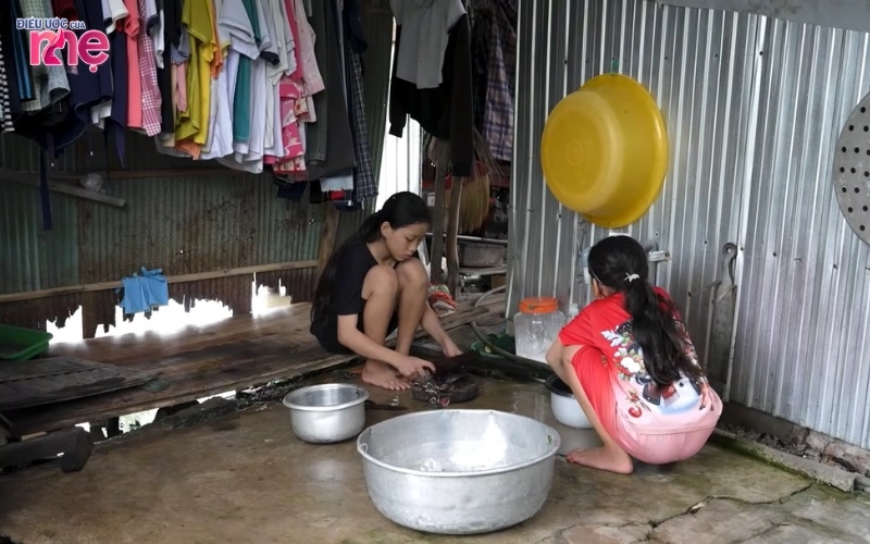 Dù còn nhỏ nhưng các em đã biết làm việc nhà để phụ giúp cho cha