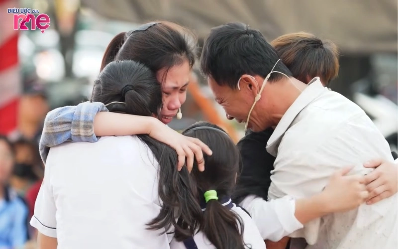 Sau bao nhiêu tháng ngày xa cách, anh Thành được đoàn tụ cùng các con, một cuộc hội ngộ đầy những giọt nước mắt của hạnh phúc