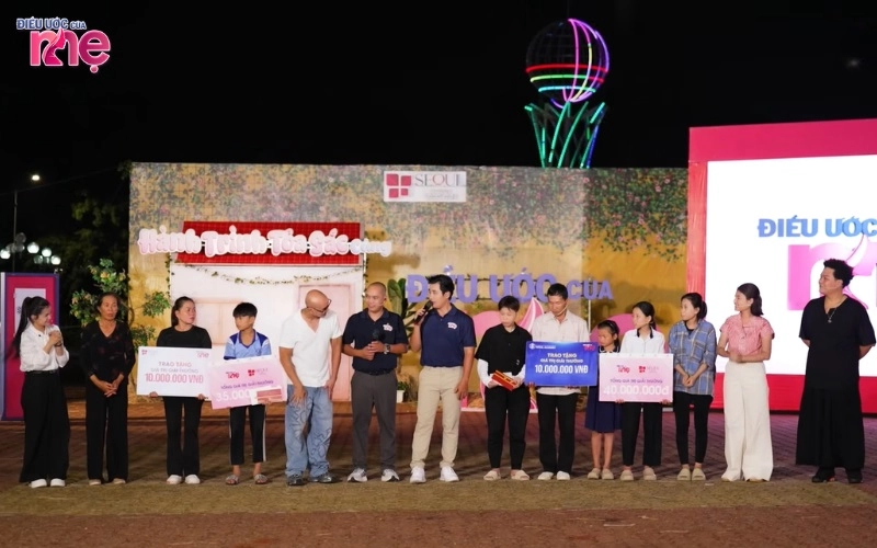 Sau chương trình, cả hai gia đình đều nhận được nhiều phần quà vô cùng giá trị