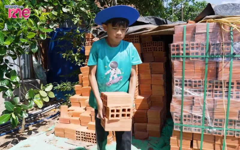 Còn nhỏ tuổi nhưng em lại phải làm những công việc nặng nhọc chỉ dành cho người lớn
