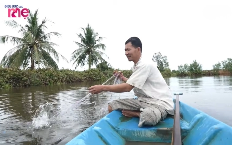Ngày ngày, anh phải làm nhiều việc, ai thuê gì anh làm nấy để kiếm tiền lo cho các con