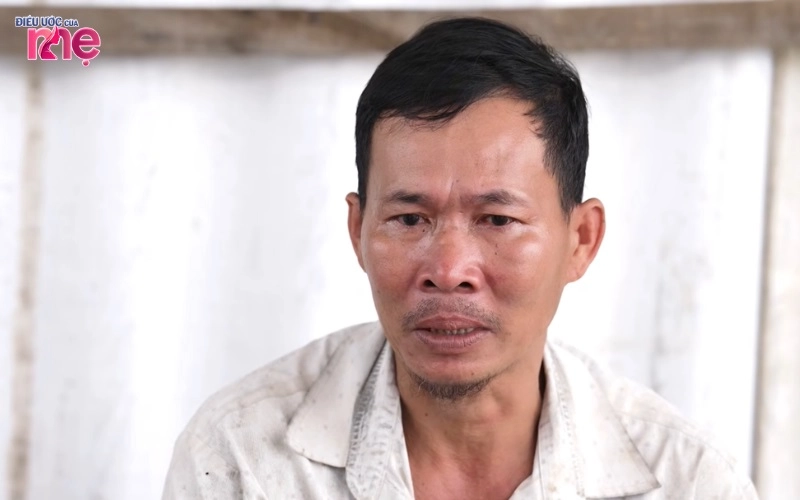 Anh dường như bất lực vì hoàn cảnh của mình khi phải cho hai con lớn nghỉ học đi làm phụ mình