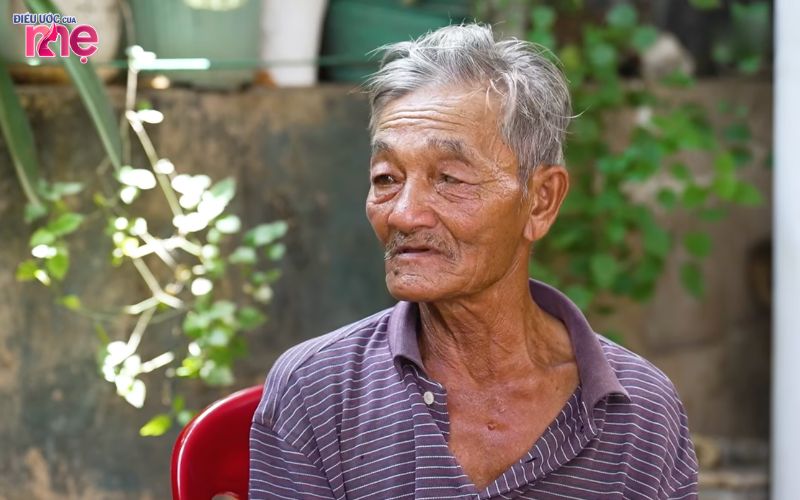 Ở tuổi xế chiều nhưng ông Châu vẫn luôn mang trong mình nỗi lo lắng về đứa cháu bệnh tật của mình