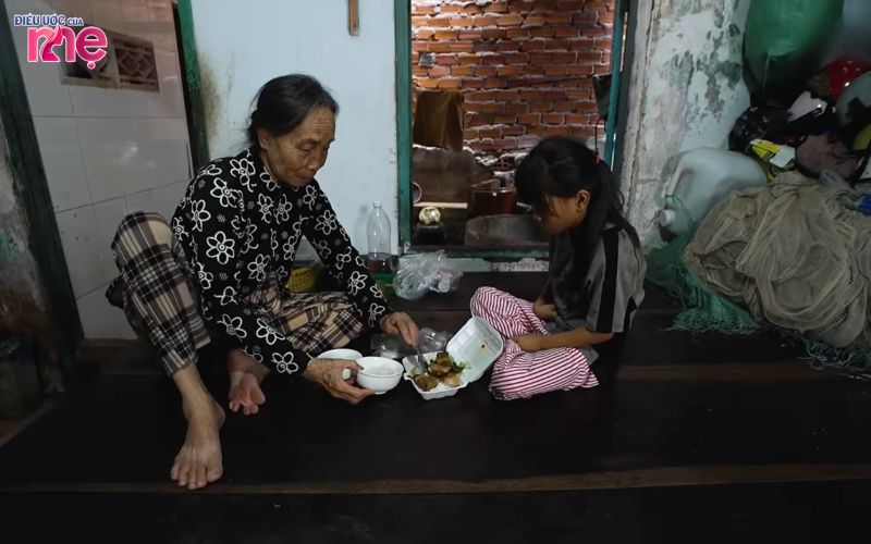 Có những ngày không đủ tiền để ăn, hai bà cháu phải dắt nhau đi xin ăn qua ngày