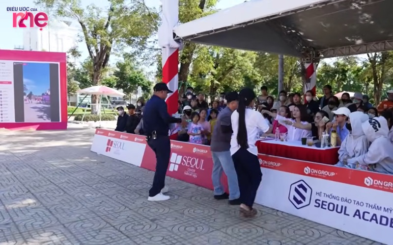 Người kết nối Thái Phan Thanh Bình nỗ lực bán những món hàng để kiếm tiền về cho các em