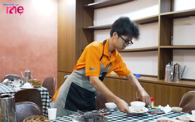 Hằng ngày, Tuấn phải bươn chải làm việc sau giờ học để phụ giúp mẹ trang trải cuộc sống