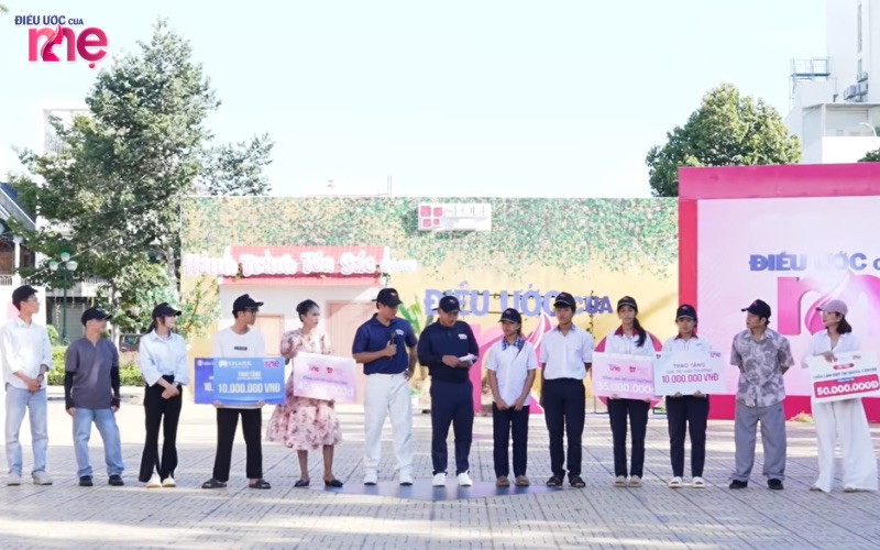 Thông qua các vòng chơi, cả hai gia đình nhận được nhiều món quà vô cùng giá trị