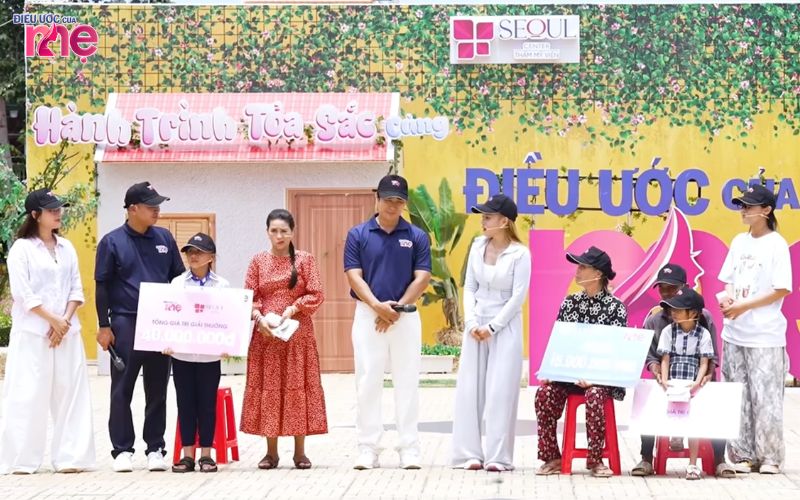 Qua các vòng chơi, hai gia đình nhận được nhiều phần quà vô cùng giá trị