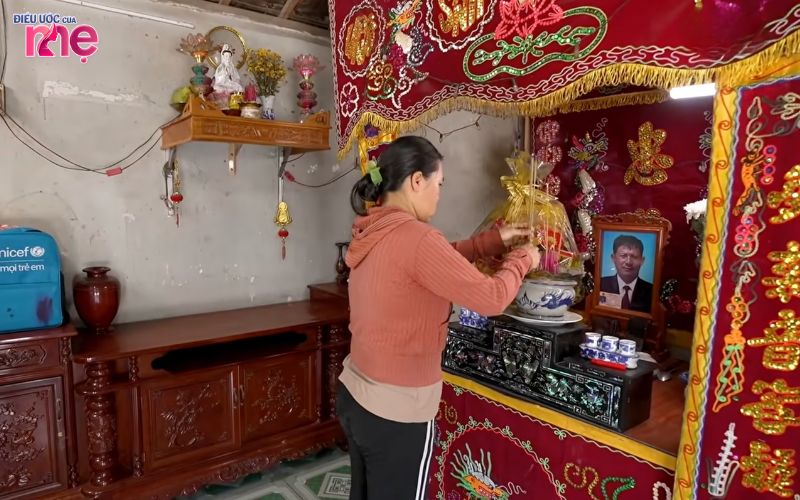 Ba của em không may qua đời sau một vụ tai nạn để lại hai mẹ con bơ vơ giữa cuộc sống khó nhọc