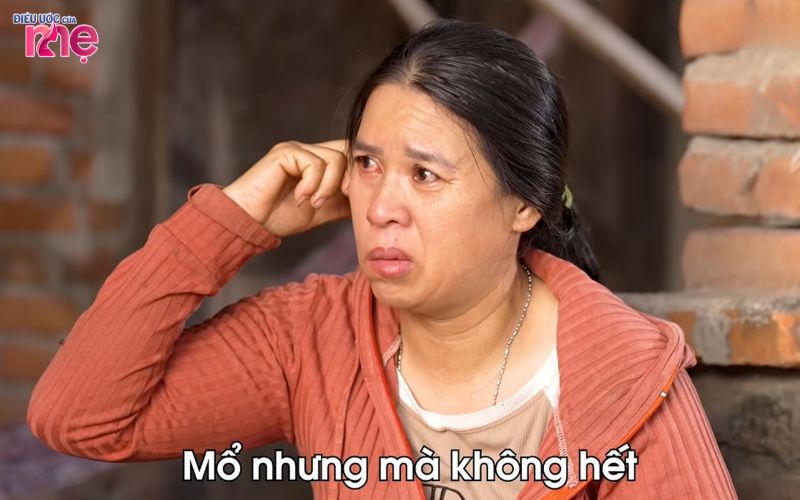 Chị Lệ - mẹ Cẩm Tiên mắc biến chứng do khối u não khiến mọi sinh hoạt của chị dần trở nên khó khăn hơn
