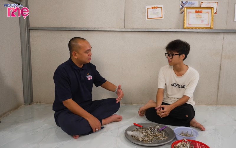 Trong lòng Tuấn luôn chất chứa một nỗi lo sợ mẹ cũng sẽ rời xa mình vì bệnh tật
