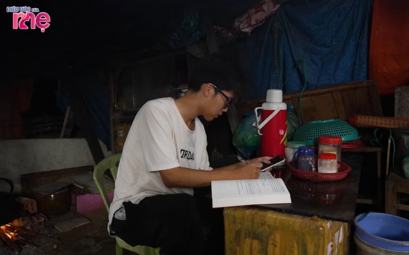 Hiểu rõ hoàn cảnh của mình, Tuấn luôn cố gắng học hành nên người để chăm lo cho mẹ