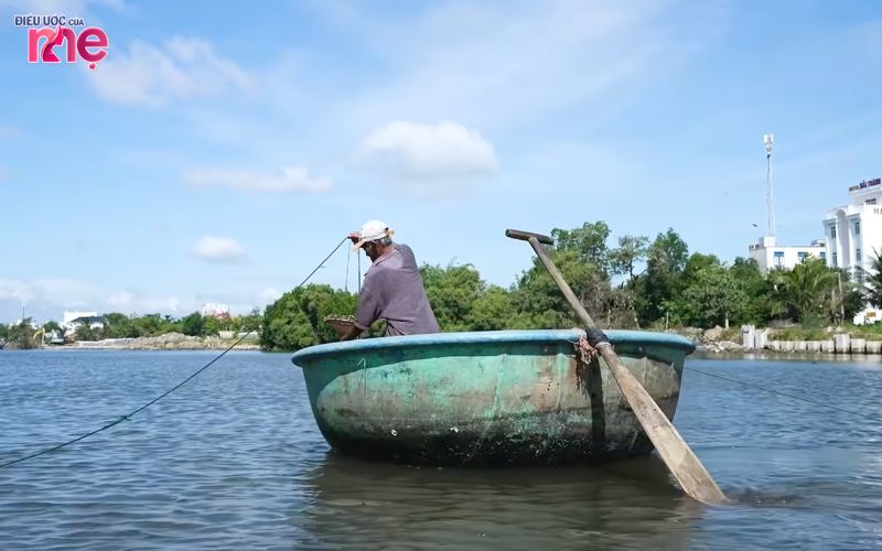 Ông Châu dù đã lớn tuổi nhưng ngày ngày vẫn phải mưu sinh kiếm sống, trang trải cho cả gia đình ba người
