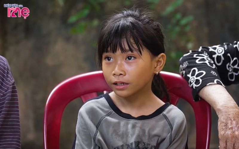 Tuổi thơ của Như Ý đã sớm gắn với cảm giác cô đơn và những thiệt thòi mà không phải đứa trẻ nào cũng phải trải qua