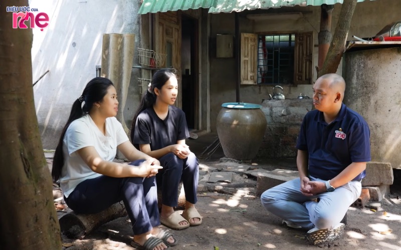 Hiểu rõ những nỗi vất vả của mẹ nên các em luôn cố gắng học tập và phụ giúp mẹ các công việc lặt vặt trong nhà
