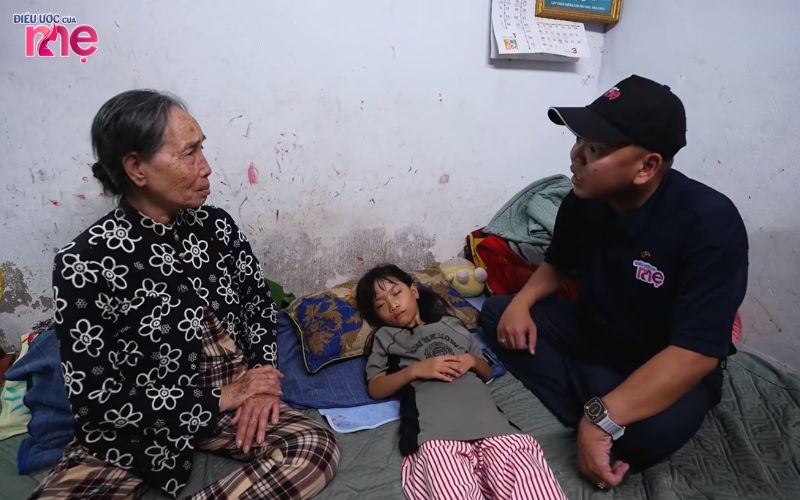 Như Ý không may mắn như những đứa trẻ khác, em mắc bệnh tim nên sức khoẻ của em ngày một yếu dần đi
