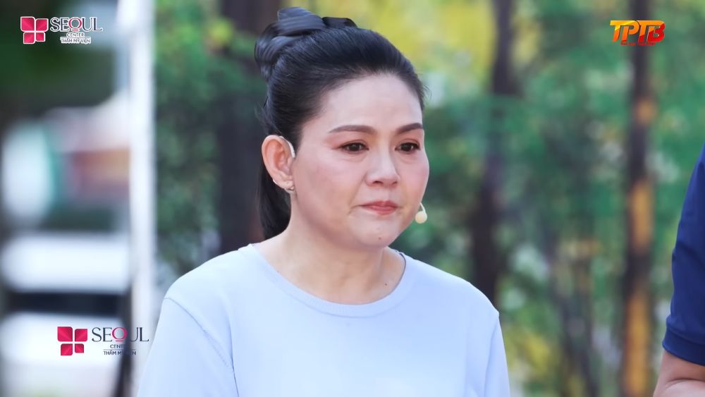 Trinh Trinh nghẹn ngào trước hoàn cảnh của bé Nhân, đồng thời mong muốn cùng chương trình giúp em vơi bớt gánh nặng.