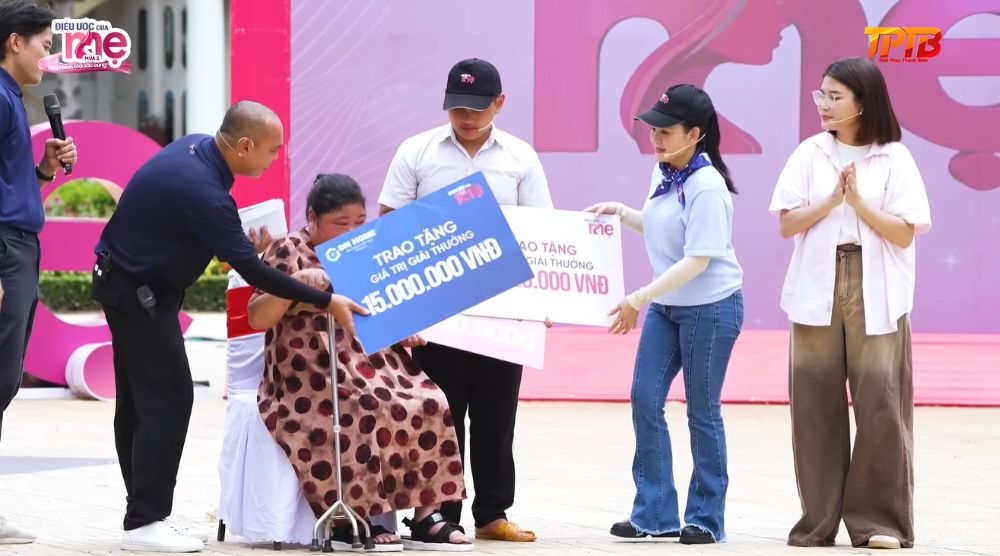 Gia đình được hỗ trợ sửa lại mái nhà, còn Nhân nhận học bổng đến khi tốt nghiệp đại học để yên tâm theo đuổi việc học.