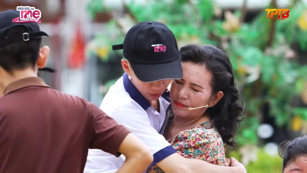 Chị Dân rạng rỡ trong chiếc váy mới, còn Đại được tiếp sức để yên tâm học tập và theo đuổi ước mơ trở thành chỗ dựa cho mẹ và các anh.
