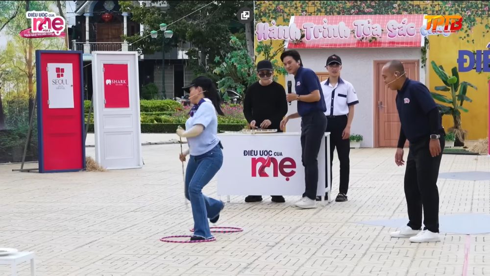 Khép lại thử thách “Thách đấu ước mơ”, các nhà tài trợ và ê-kíp cùng trao thêm những phần hỗ trợ ý nghĩa cho hai gia đình.