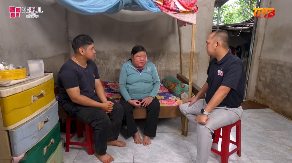 Mắc Lupus ban đỏ nặng, chị Hương vẫn gượng đau hái rau rừng, còn Nhân vừa học vừa làm thuê nặng nhọc để kiếm tiền lo thuốc men cho mẹ.