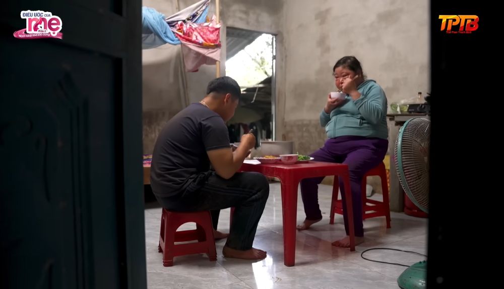 Chị Hương mong có thuốc và sức khỏe, còn Trọng chỉ mong mẹ bớt đau và em được tiếp tục học để sau này lo cho gia đình.