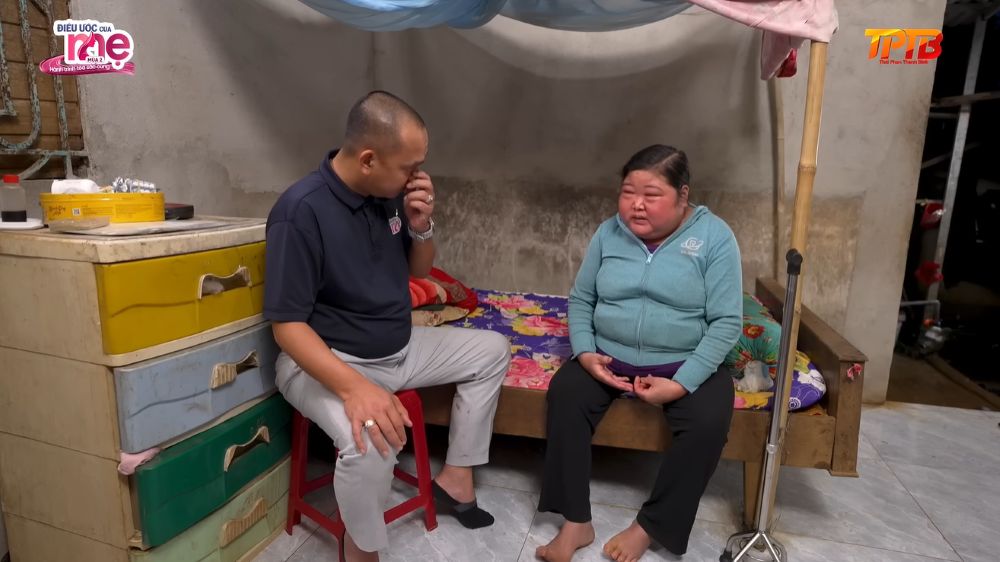 Cơ thể chị Hương phù nề vì bệnh Lupus ban đỏ, cho thấy những đau đớn và biến chứng mà chị phải chịu đựng mỗi ngày.