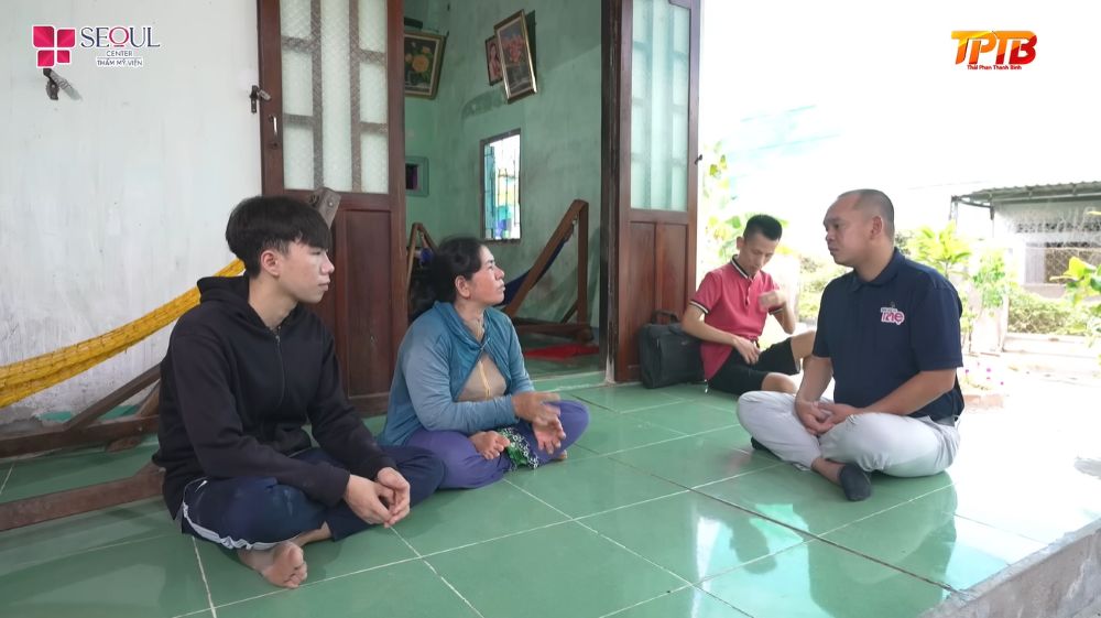 Chị Dân một mình chăm sóc bốn con trai, trong đó ba người con mắc bệnh tâm thần bẩm sinh, gánh nặng đè nặng lên đôi vai người mẹ.