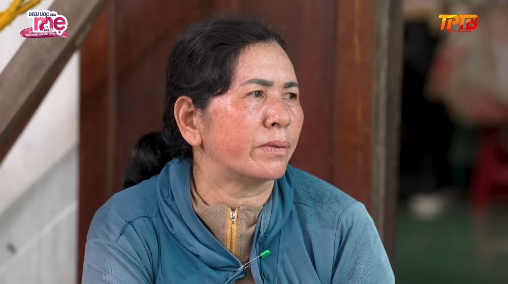 Khi chồng còn sống, hai vợ chồng cùng nhau làm thuê, chắt chiu từng đồng để chăm sóc bốn người con, dù thu nhập mỗi tháng chỉ khoảng 3–4 triệu đồng.