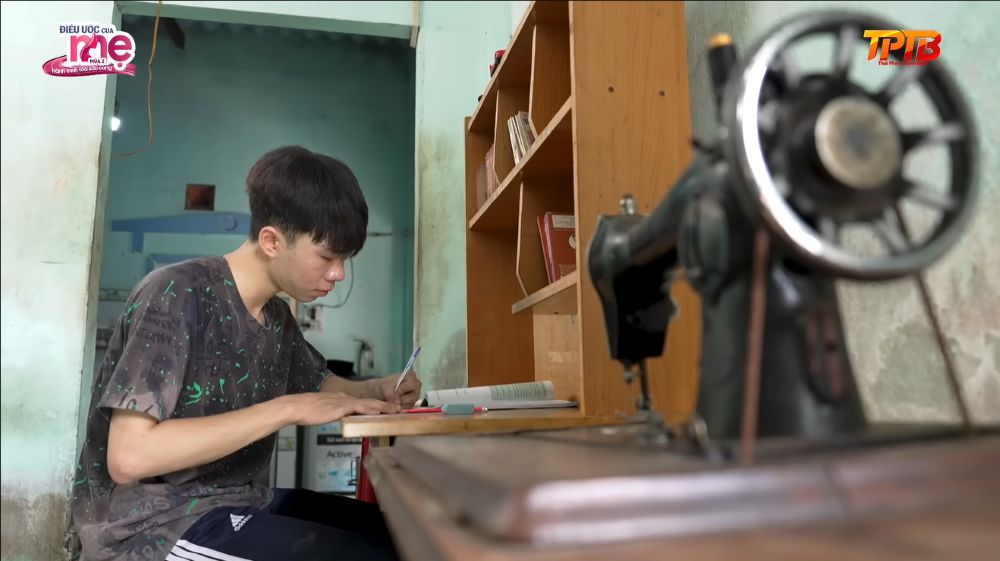 Chồng qua đời, chị Dân một mình gồng gánh gia đình, chăm con bệnh nặng và đặt hy vọng vào cậu con trai út đang học lớp 12.