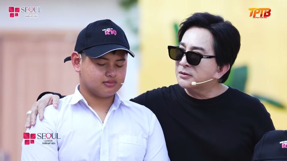 Kim Tử Long xúc động trước sự hiếu thảo của bé Nhân khi em còn nhỏ tuổi đã phải gồng mình làm việc nặng để chăm lo cho mẹ.
