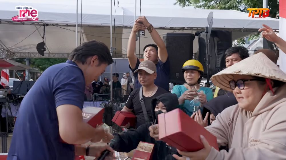 Đội Người Kết Nối Thái Phan Thanh Bình chiến thắng trong thử thách bán nước mắm, giúp gia đình bà Tư nhận 30 triệu và gia đình chị Trang nhận 20 triệu