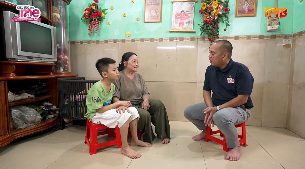 Bà Tư sống trong căn nhà thuê nhỏ cùng Minh Quân, cậu bé được bà cưu mang từ khi mới 9 tháng tuổi sau khi mẹ ruột bỏ đi