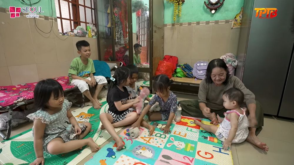 Bà Tư từng có hơn 20 năm làm nghề giữ trẻ, chắt chiu từng đồng mua nhà nhưng cuối cùng phải bán đi vì gánh nặng nợ nần và học phí cho con