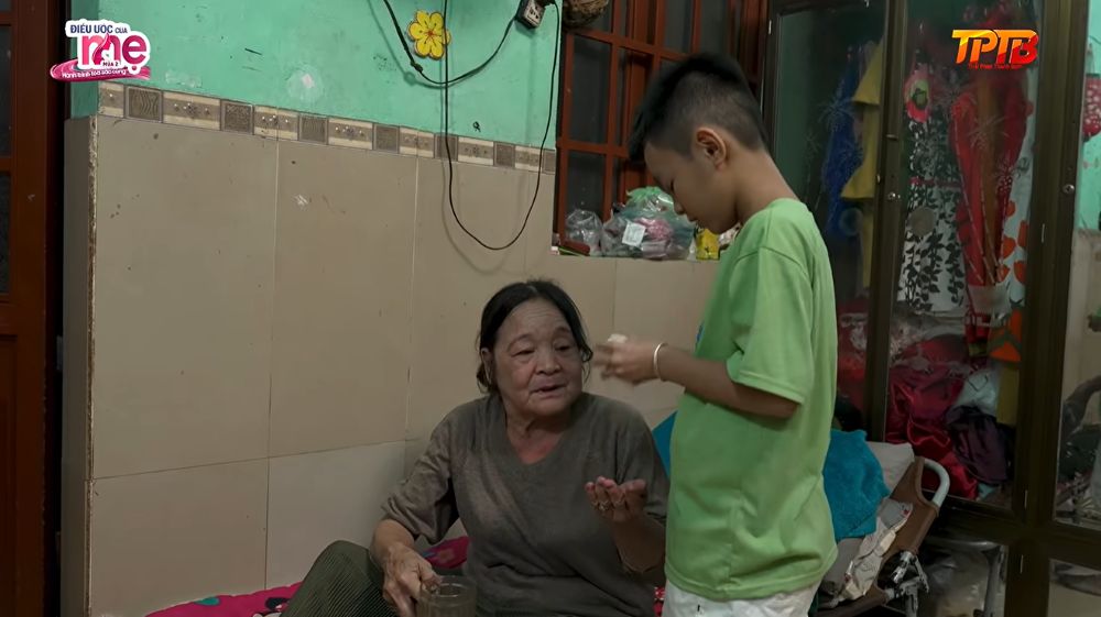 Minh Quân ngoan ngoãn, hiểu chuyện, chỉ mong bà Tư khỏe mạnh để tiếp tục ở bên chăm sóc em, còn bà hy vọng cháu sẽ nhận được tình thương từ mẹ ruột