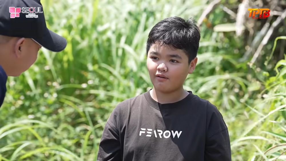 Dù mới học lớp 5, Gia Bảo đã phải lội mò cua đem bán, góp từng đồng phụ gia đình trang trải cuộc sống khó khăn