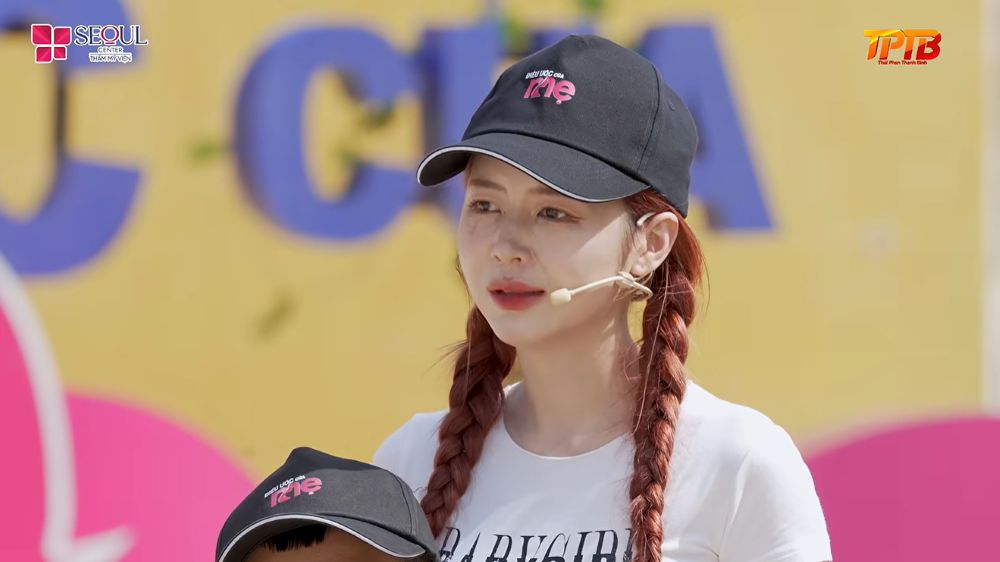 Liz Kim Cương đồng cảm với nỗi tủi thân của Minh Quân khi thiếu vắng cha mẹ, bởi chính cô cũng từng trải qua tuổi thơ xa cách gia đình