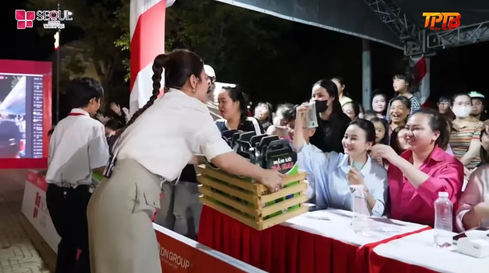 Ở vòng 2, hai đội thi bán nước mắm lú Bà Hai, tính điểm theo tốc độ, doanh thu và lượt thả tim