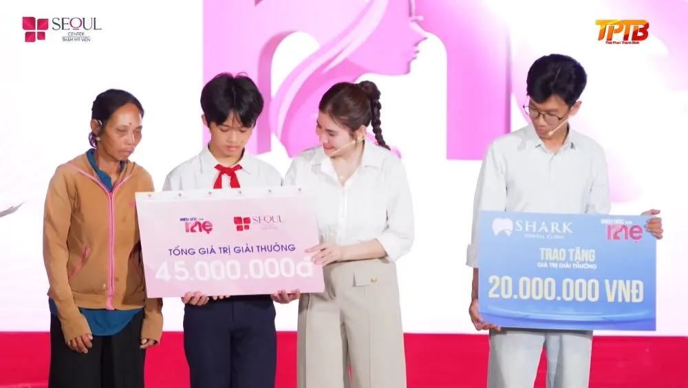 Gia đình bé Thành Bảo nhận tổng hỗ trợ 160 triệu đồng từ ban tổ chức, nhà tài trợ và chị Thanh Thanh, tiếp thêm động lực để em theo đuổi ước mơ