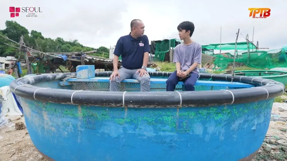 Ở làng chài ven biển Lâm Đồng, Bảo 14 tuổi sống cùng bà ngoại ngoài 60 tuổi và người cậu trong căn nhà đơn sơ, nơi cả ba nương tựa vào nhau