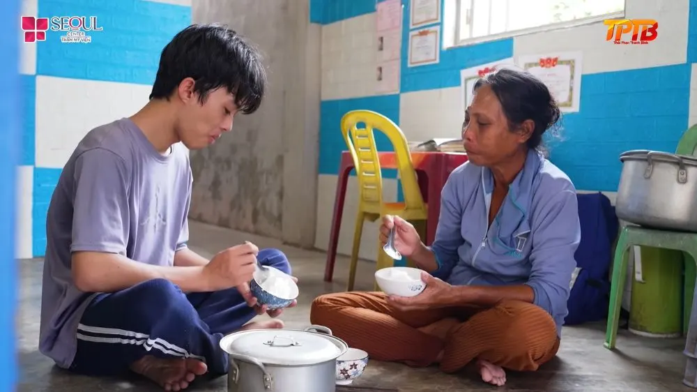 Bà Thảo mong Thành Bảo học hành thành tài để đổi đời, còn em chỉ ước bà luôn khỏe mạnh và quyết tâm học giỏi để trở thành luật sư