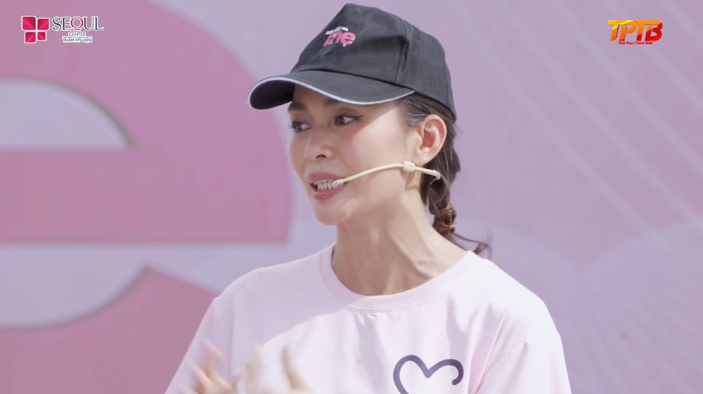 Á hậu Mâu Thủy khen ngợi tài năng và sự hiếu thảo của Trung Hiếu, đồng thời động viên em học hết lớp 12, theo đuổi đam mê để thay đổi cuộc sống.